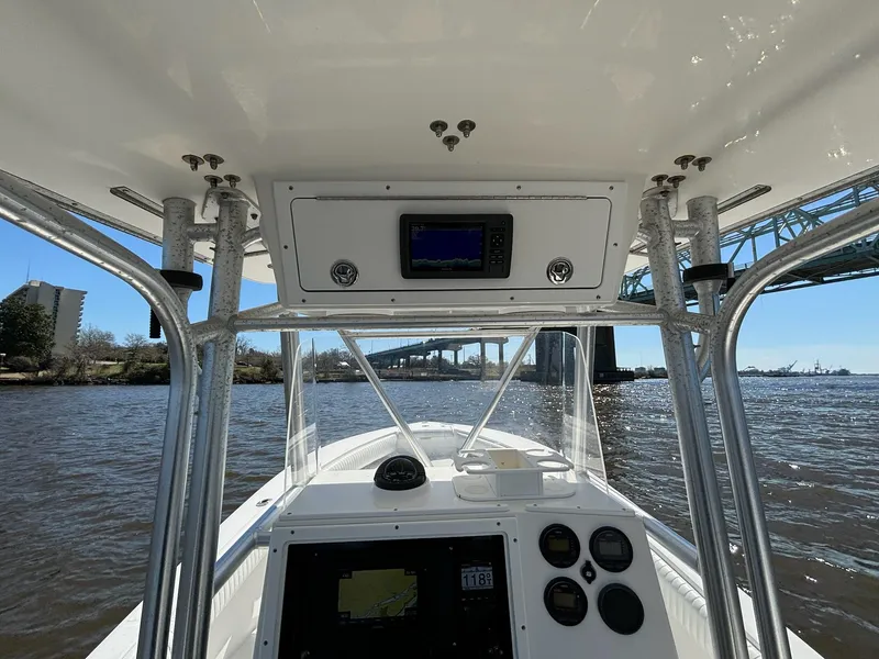Slide: The Image of 2005 Regulator 24 FS boat interior view with navigation equipment on a sunny day. - 8