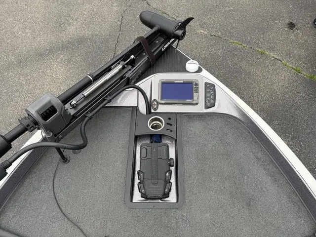 Slide: The Image of 2017 Ranger Z520C boat deck with trolling motor and fish finder. - 3