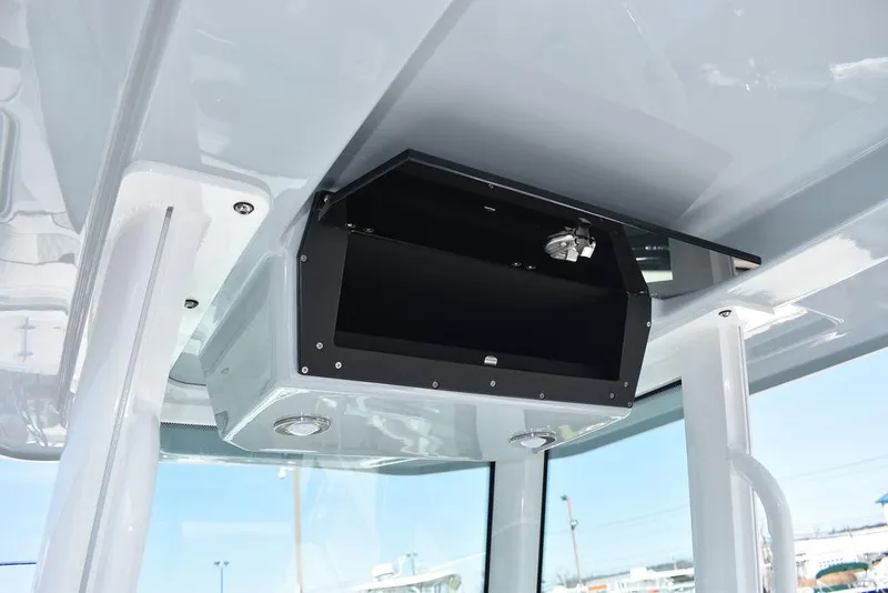 Slide: The Image of Blackfin 252 CC 2025 - 51