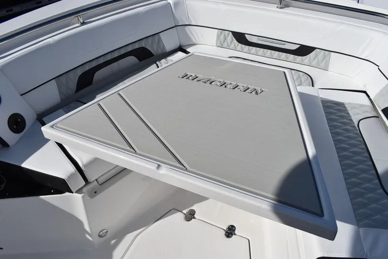 Slide: The Image of Blackfin 252 CC 2025 - 70