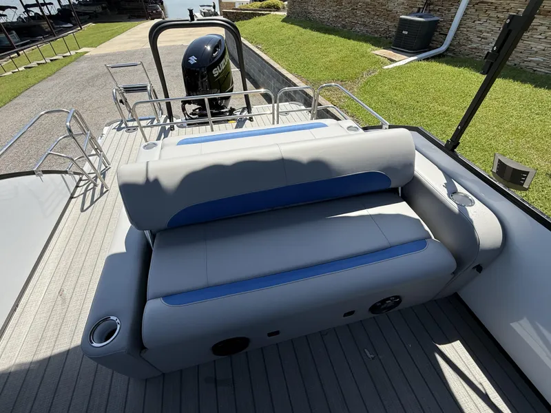 Slide: The Image of Bentley Pontoons Legacy 243 Swingback 3/4 Tube 2025 - 10