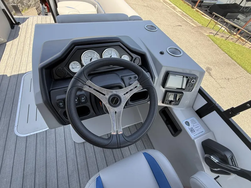 Slide: The Image of Bentley Pontoons Legacy 243 Swingback 3/4 Tube 2025 - 11