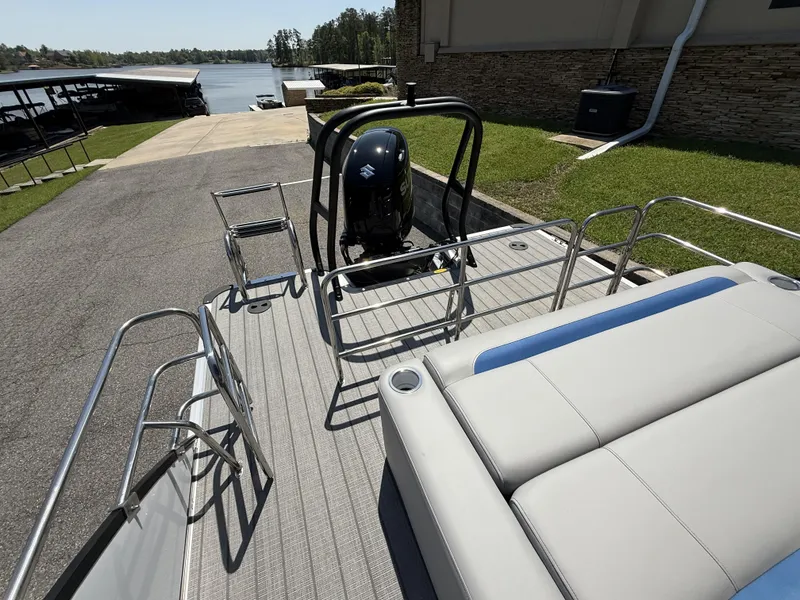 Slide: The Image of Bentley Pontoons Legacy 243 Swingback 3/4 Tube 2025 - 4