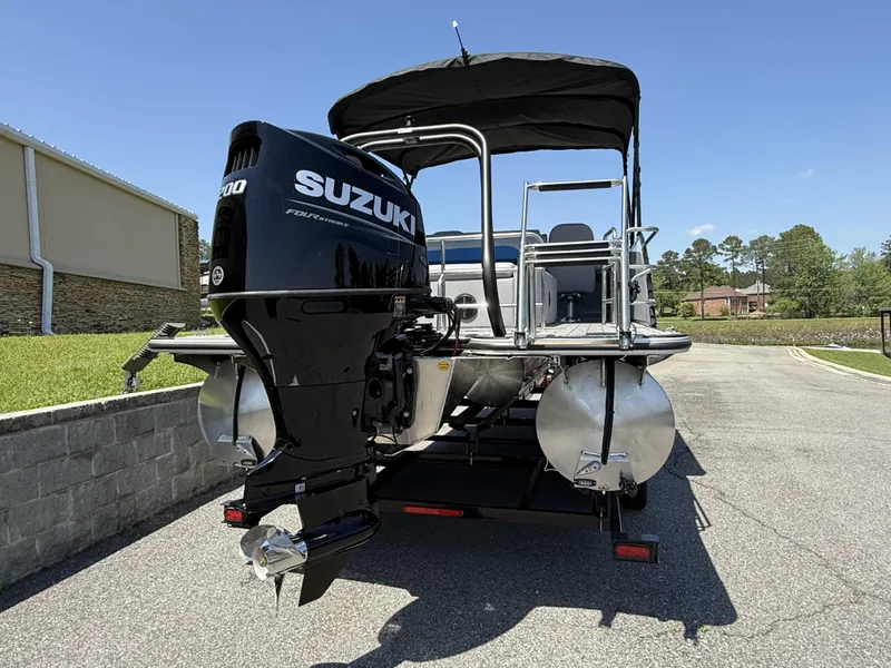 Slide: The Image of Bentley Pontoons Legacy 243 Swingback 3/4 Tube 2025 - 7