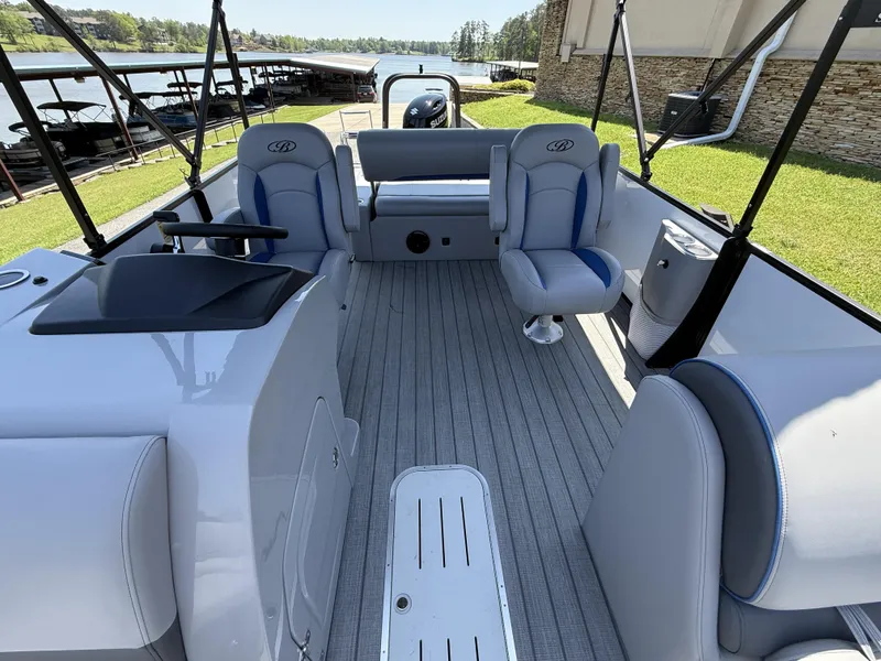 Slide: The Image of Bentley Pontoons Legacy 243 Swingback 3/4 Tube 2025 - 9