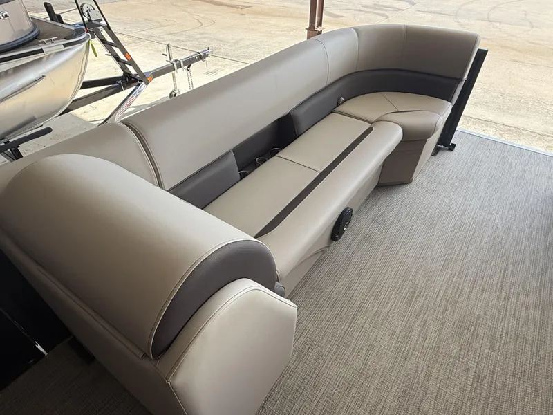 Slide: The Image of Bentley Pontoons Legacy 240 Cruise XL 2025 - 3