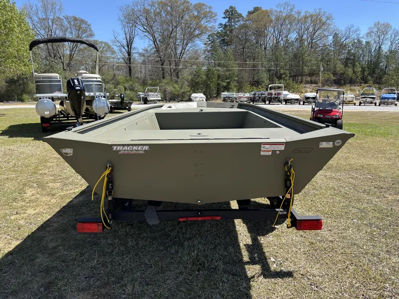 Slide: The Image of Tracker 1860 Utility 2025 - 4