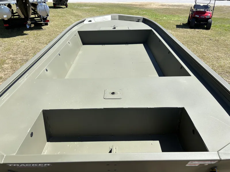 Slide: The Image of Tracker 1860 Utility 2025 - 5