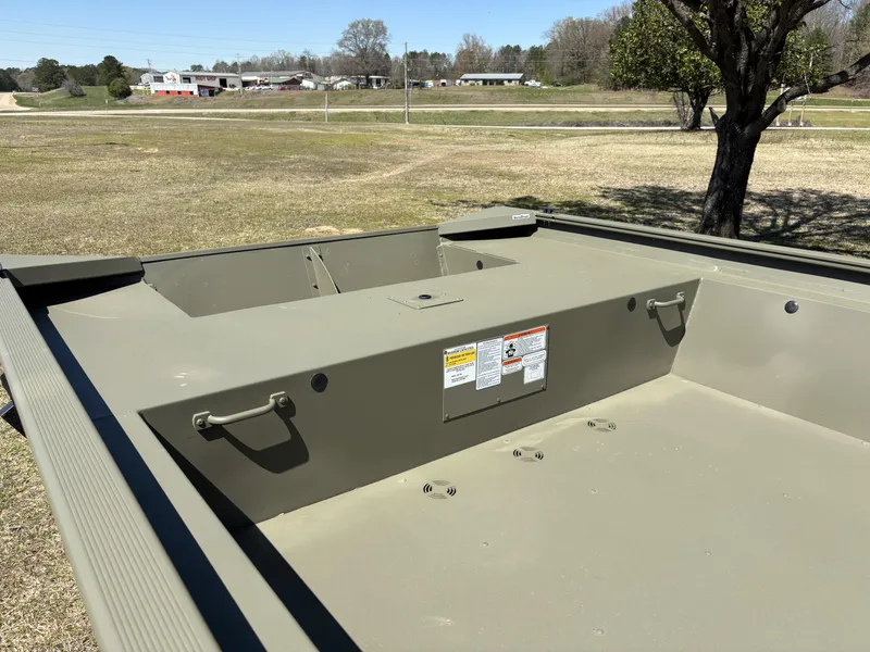 Slide: The Image of Tracker 1860 Utility 2025 - 8