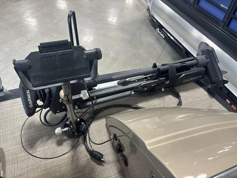 Slide: The Image of Trolling motor on a 2022 Bennington 25QXSBWA boat, featuring Garmin technology. - 13