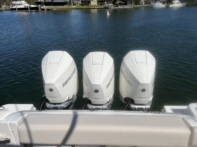 Slide: The Image of Boston Whaler 350 Realm 2024 - 4