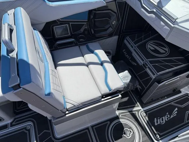 Slide: The Image of Tigé Ultré 23ZX 2025 - 10