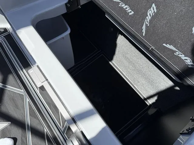 Slide: The Image of Tigé Ultré 23ZX 2025 - 14