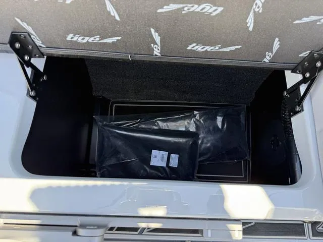 Slide: The Image of Tigé Ultré 23ZX 2025 - 16