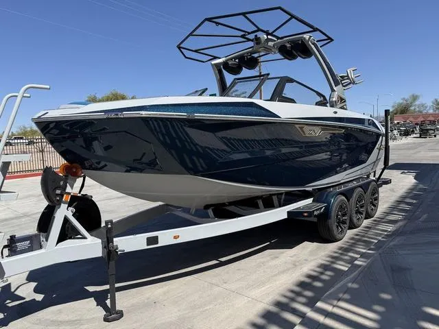 Slide: The Image of Tigé Ultré 23ZX 2025 - 3