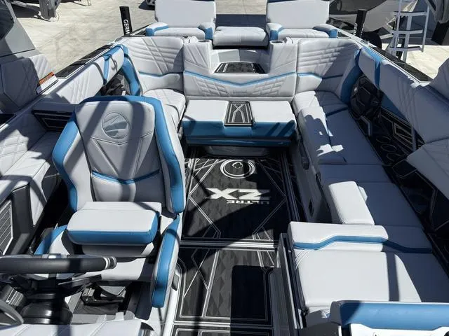 Slide: The Image of Tigé Ultré 23ZX 2025 - 8