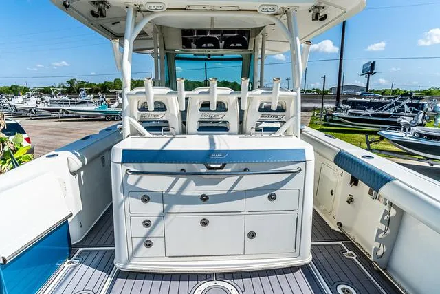 Slide: The Image of Boston Whaler Outrage 350 2015 - 11