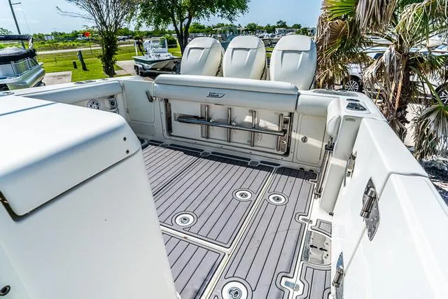 Slide: The Image of Boston Whaler Outrage 350 2015 - 13