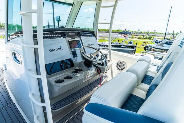 Slide: The Image of Boston Whaler Outrage 350 2015 - 14