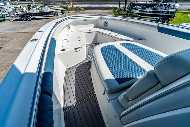 Slide: The Image of Boston Whaler Outrage 350 2015 - 21