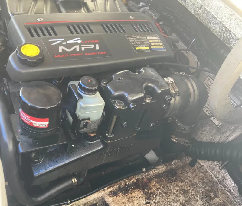 Slide: The Image of Engine of a 2000 Formula 260 Sun Sport boat, featuring 7.4 MPI multi-port injection. - 31