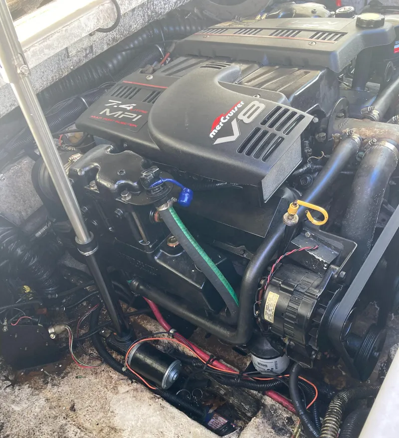 Slide: The Image of 2000 Formula 260 Sun Sport engine compartment with MerCruiser V8 engine. - 32