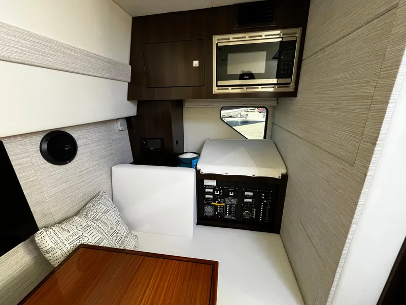 Slide: The Image of Cruisers 34 GLS 2022 - 32