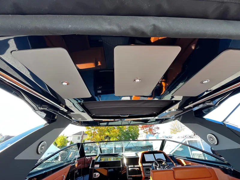 Slide: The Image of Cruisers Yachts 34 GLS 2022 - 16