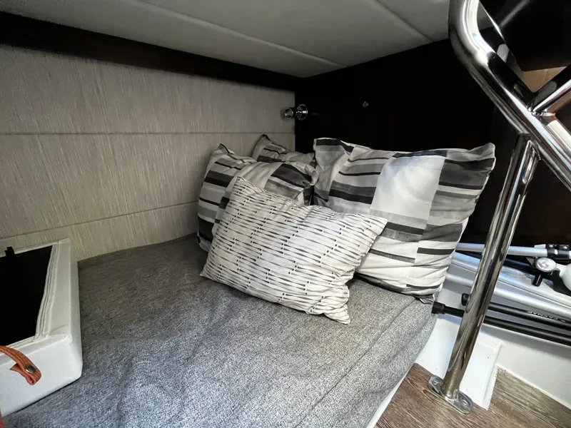 Slide: The Image of Cruisers Yachts 34 GLS 2022 - 38