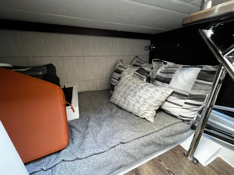 Slide: The Image of Cruisers Yachts 34 GLS 2022 - 39