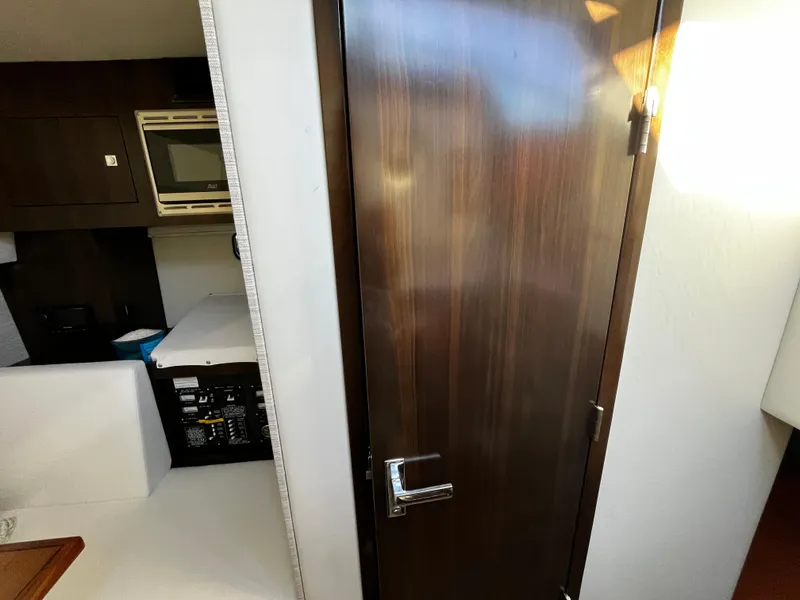 Slide: The Image of Cruisers Yachts 34 GLS 2022 - 40