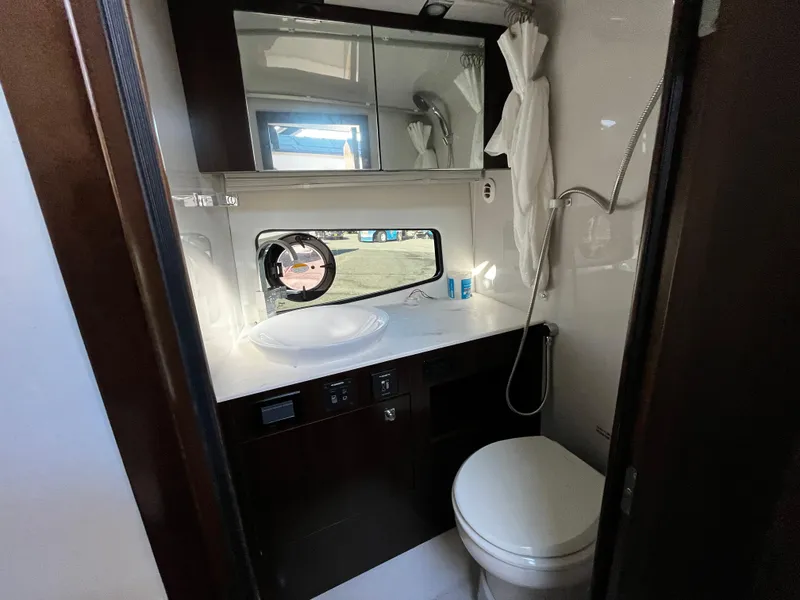 Slide: The Image of Cruisers Yachts 34 GLS 2022 - 41