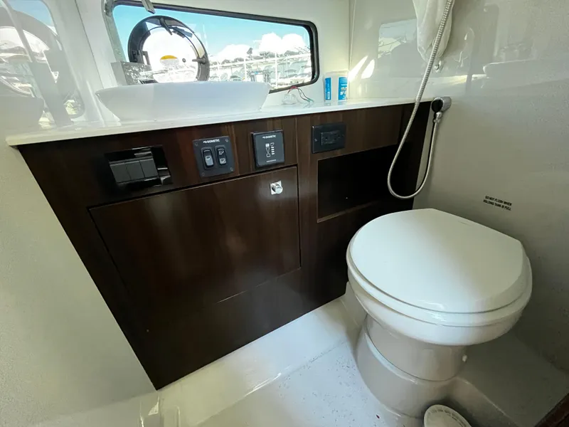 Slide: The Image of Cruisers Yachts 34 GLS 2022 - 42