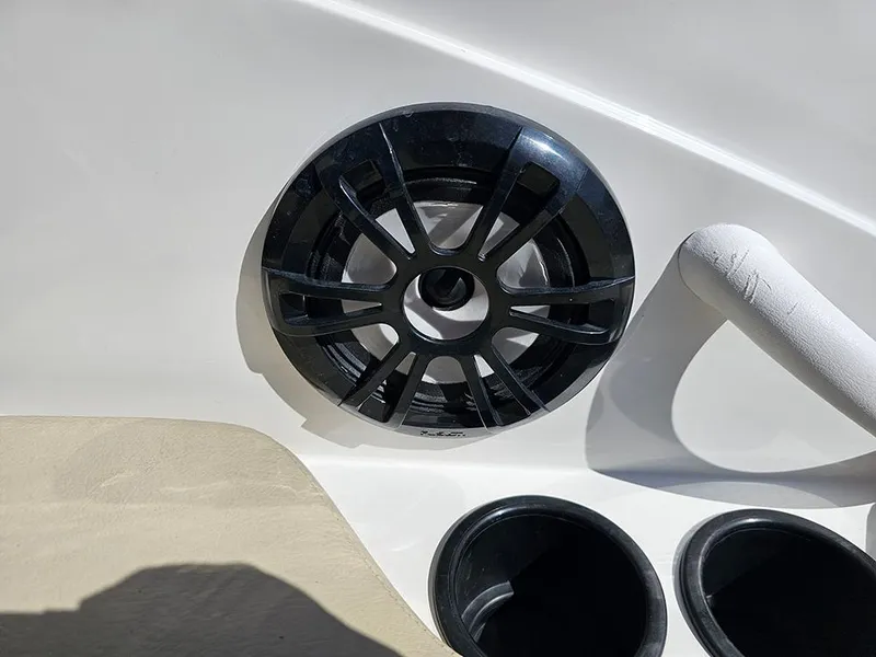 Slide: The Image of Speaker and cup holders on 2020 Hurricane SunDeck Sport 185 OB boat. - 21
