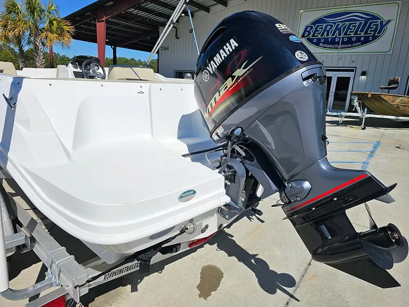 Slide: The Image of 2020 Hurricane SunDeck Sport 185 OB boat with Yamaha outboard motor at Berkeley Outdoors. - 8