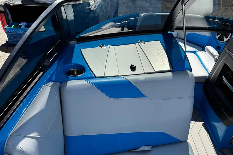 Slide: The Image of 2019 Malibu Wakesetter 23 LSV interior with blue and white seating. - 24