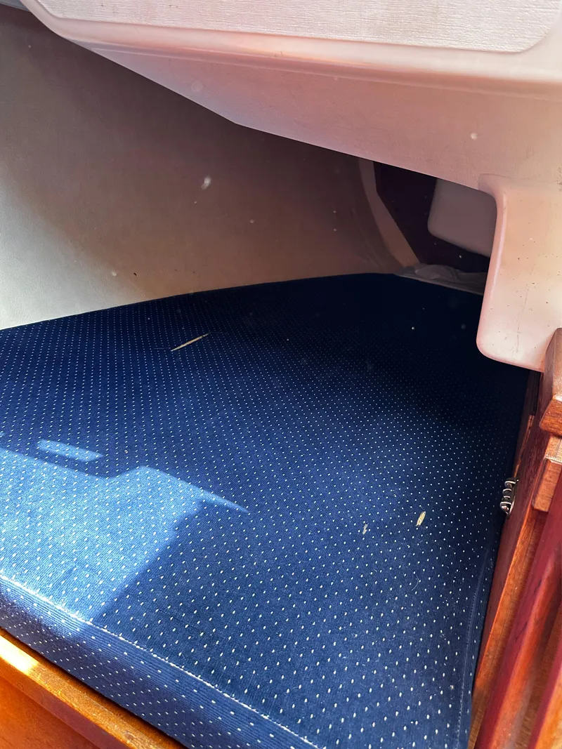 Slide: The Image of 1985 Sabre 32 Aft Cabin interior with blue cushioned seating. - 18