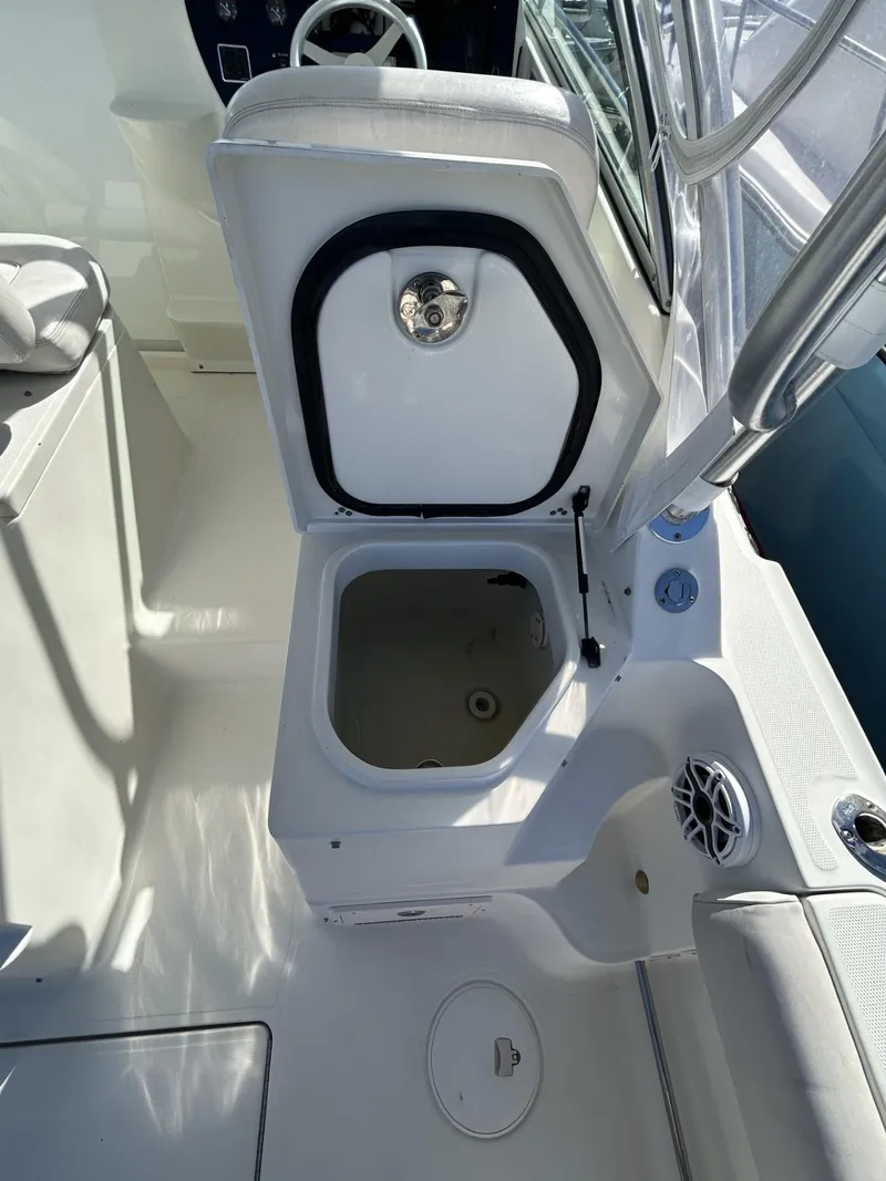 Slide: The Image of 2007 Hydra-Sports 2900 VX boat interior with open storage compartment. - 18