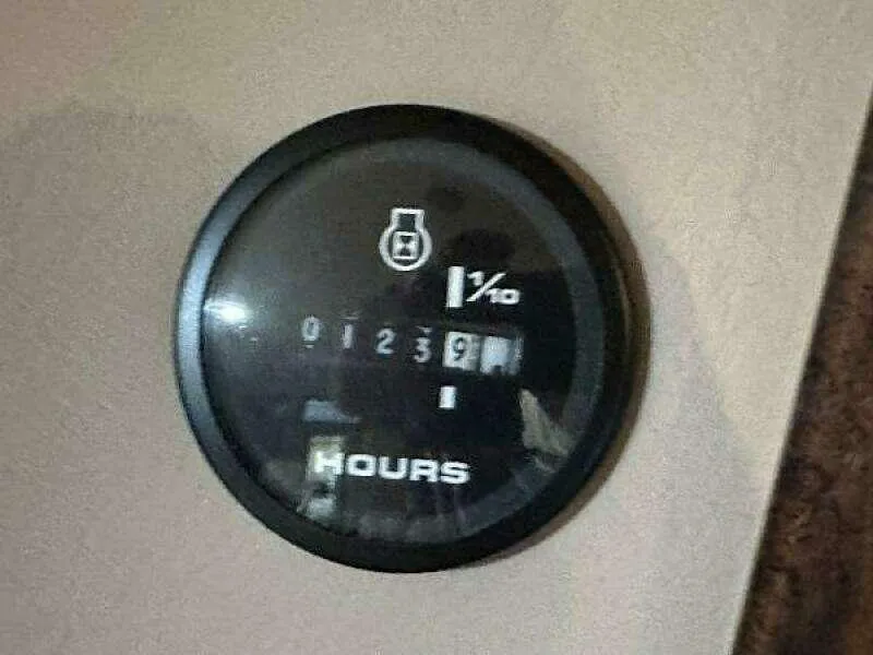 Slide: The Image of Hour meter on 2004 Gibson 50 Houseboat displaying 1239.1 hours. - 22