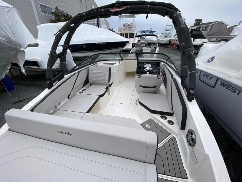 Slide: The Image of Sea Ray SPX 210 Outboard 2025 - 4