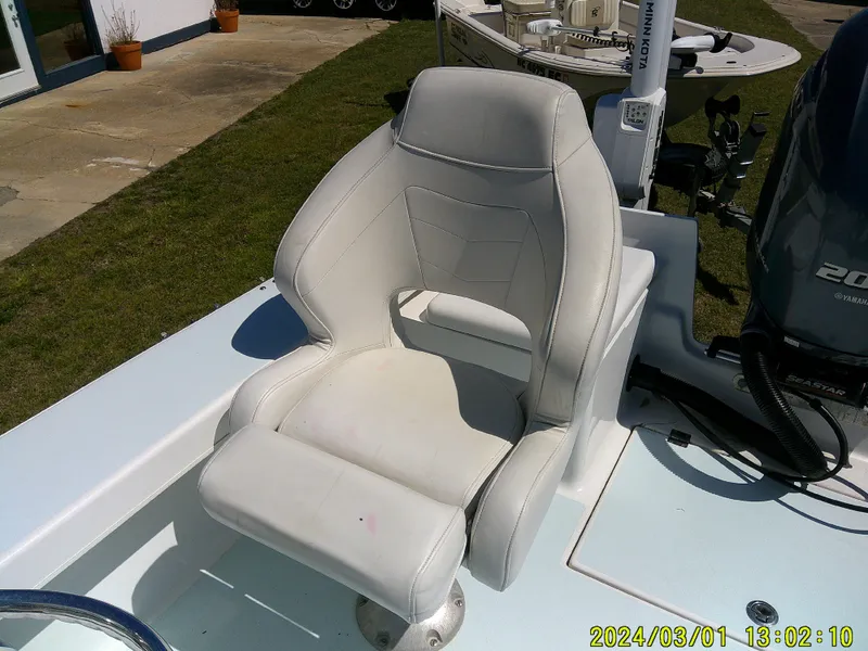 Slide: The Image of White captain's chair on a 2020 Southern Cross 23 boat deck. - 45