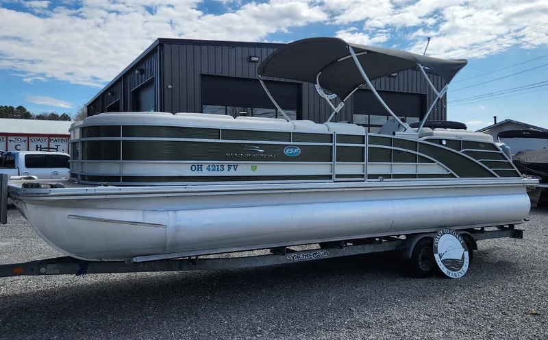 Slide: The Image of 2017 Bennington R5 2550 RCFS Saltwater Edition pontoon boat on trailer. - 12