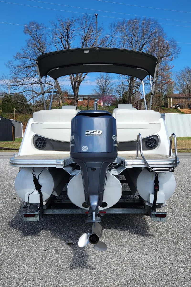 Slide: The Image of 2017 Bennington R5 2550 RCFS Saltwater Edition boat with Yamaha 250 outboard motor. - 3