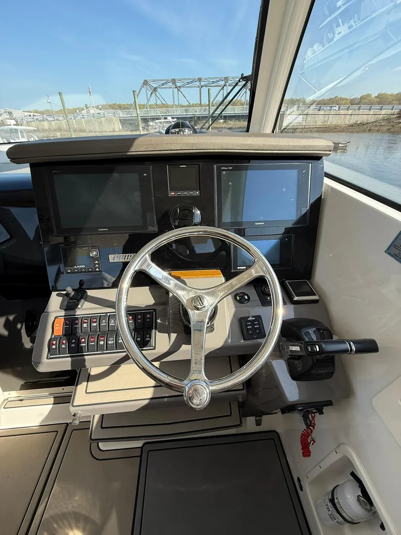 Slide: The Image of Boston Whaler 325 Conquest 2020 - 52