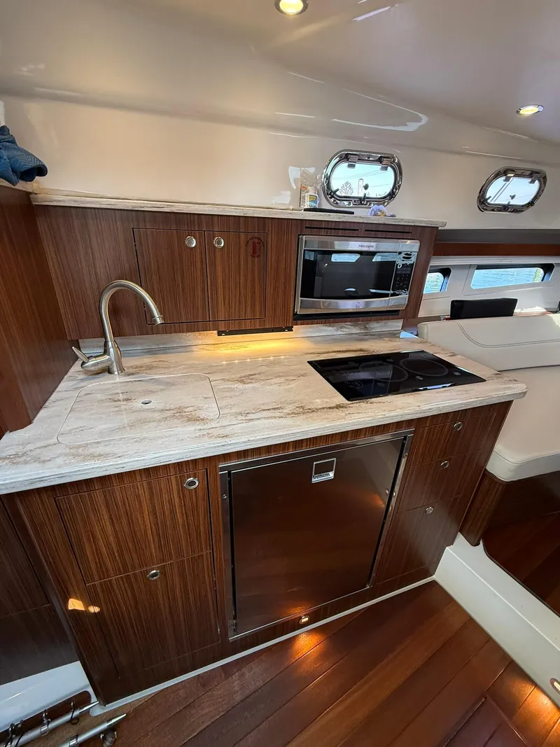 Slide: The Image of Boston Whaler 325 Conquest 2020 - 54