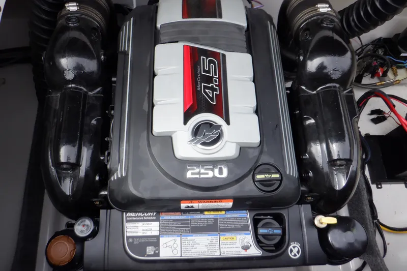 Slide: The Image of 2018 Four Winns HD200 engine, featuring a 4.5L 250 horsepower MerCruiser. - 43