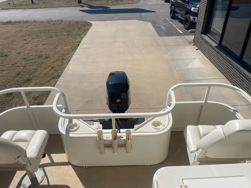 Slide: The Image of Bentley Pontoons 204 FISH 2006 - 8