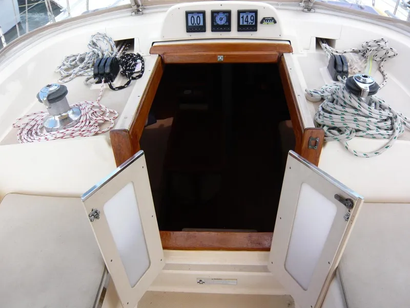 Slide: The Image of 2008 Island Packet 465 yacht cockpit with ropes and open cabin door. - 19