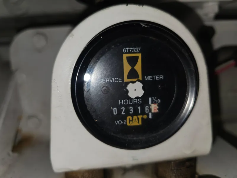 Slide: The Image of Hour meter on a 2001 Cruisers 5000 Sedan, displaying 2316 hours. - 38