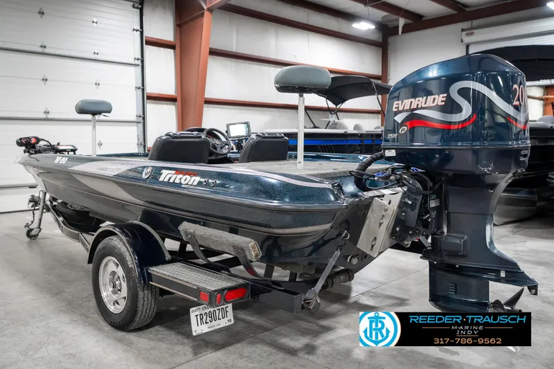 Slide: The Image of 1999 Triton TR-20 boat with Evinrude motor in a showroom. - 7